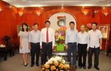 Nhiều đơn vị tới chúc mừng thầy cô giáo Trường ĐHKHTN nhân dịp Ngày Nhà giáo Việt Nam