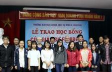 Giáo sư Ross Feldberg (Đại học Tufts, Hoa Kỳ) và phu nhân tặng học bổng cho sinh viên Trường ĐHKHTN vượt khó học giỏi