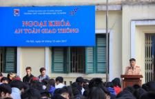 Học sinh THPT Chuyên Khoa học Tự nhiên ngoại khóa về an toàn giao thông và cam kết chấp hành luật giao thông