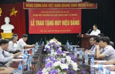 9 đồng chí đảng viên Trường Đại học Khoa học Tự nhiên vinh dự đón nhận Huy hiệu Đảng 