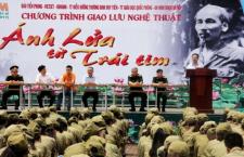 Phó Hiệu trưởng Vũ Hoàng Linh tới thăm hơn 1000 sinh viên học quân sự ở Hòa Lạc