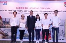 05 sinh viên ĐHKHTN nhận học bổng UOP Honeywell 2017