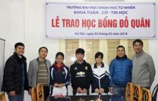 Sinh viên Khoa Toán - Cơ - Tin học đón nhận học bổng Đỗ Quân và quà Tết