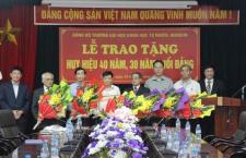 Lễ trao tặng huy hiệu 40 năm, 30 năm tuổi Đảng 