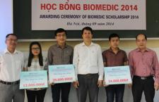 Ba sinh viên xuất sắc nhận học bổng của Công ty Biomedic