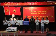 Lễ trao học bổng Địa hình quân sự cho sinh viên khoa Địa lý