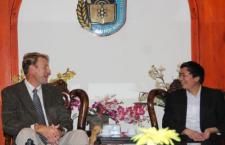 Giáo sư Bruce Fouke – Đại học Illinois giảng bài tại Khoa Địa chất