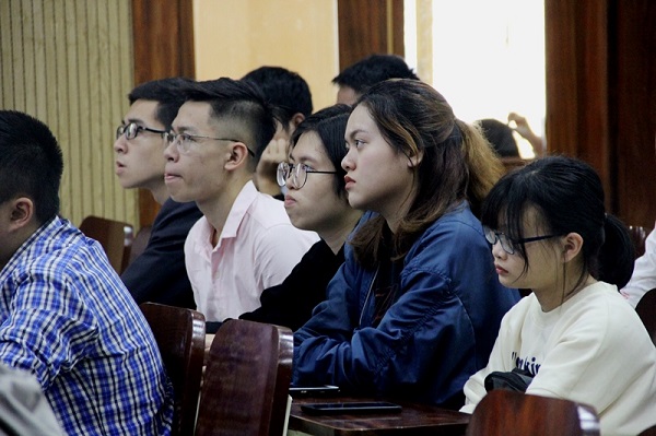 Description: C:\HUS2019\12.2019\17.12.BaigiangDaichungNobelVatly\anh4.jpg