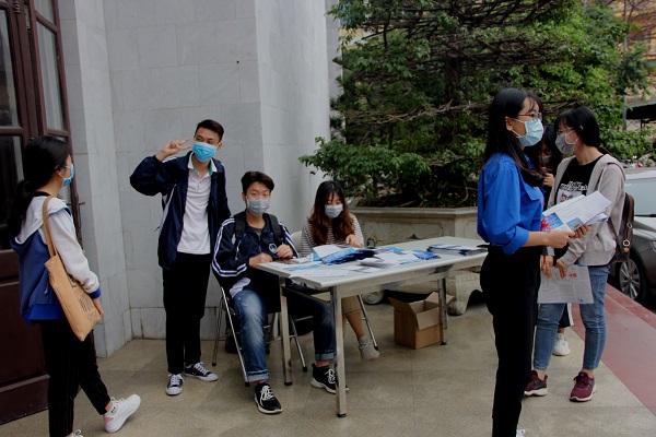 Sinh viên Đại học Khoa học Tự nhiên (ĐH Quốc gia Hà Nội) trở lại trường sau kỳ nghỉ dài gần 2 tháng
