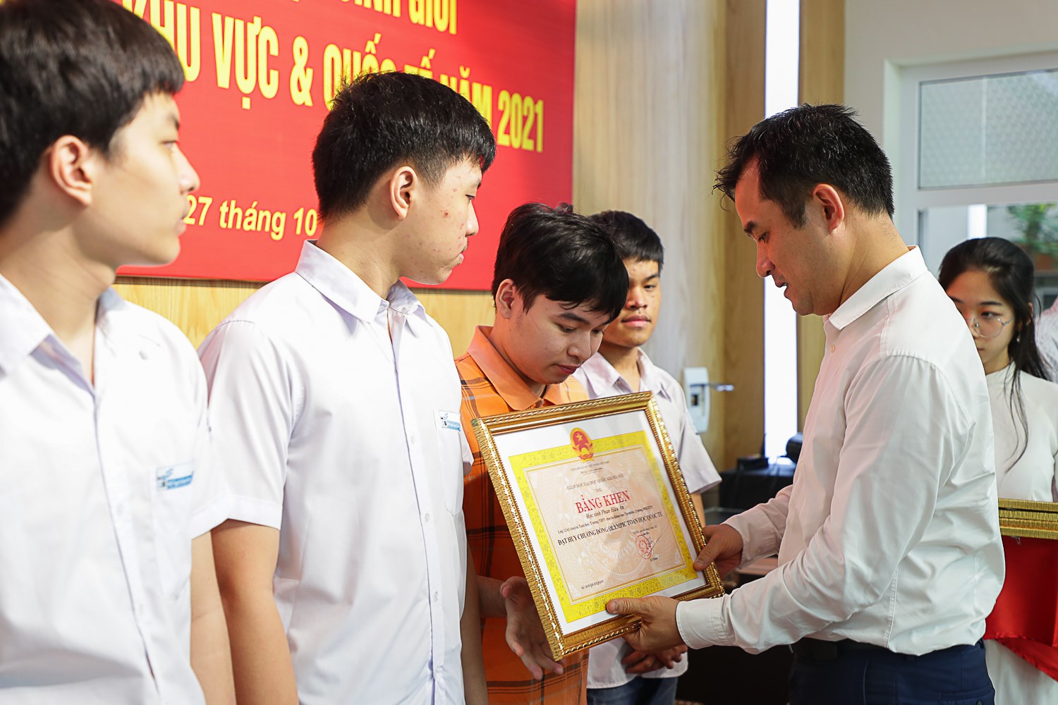 Lễ tuyên dương học sinh THPT Chuyên KHTN xuất sắc đạt giải tại các kỳ thi Olympic khu vực và quốc tế năm 2021