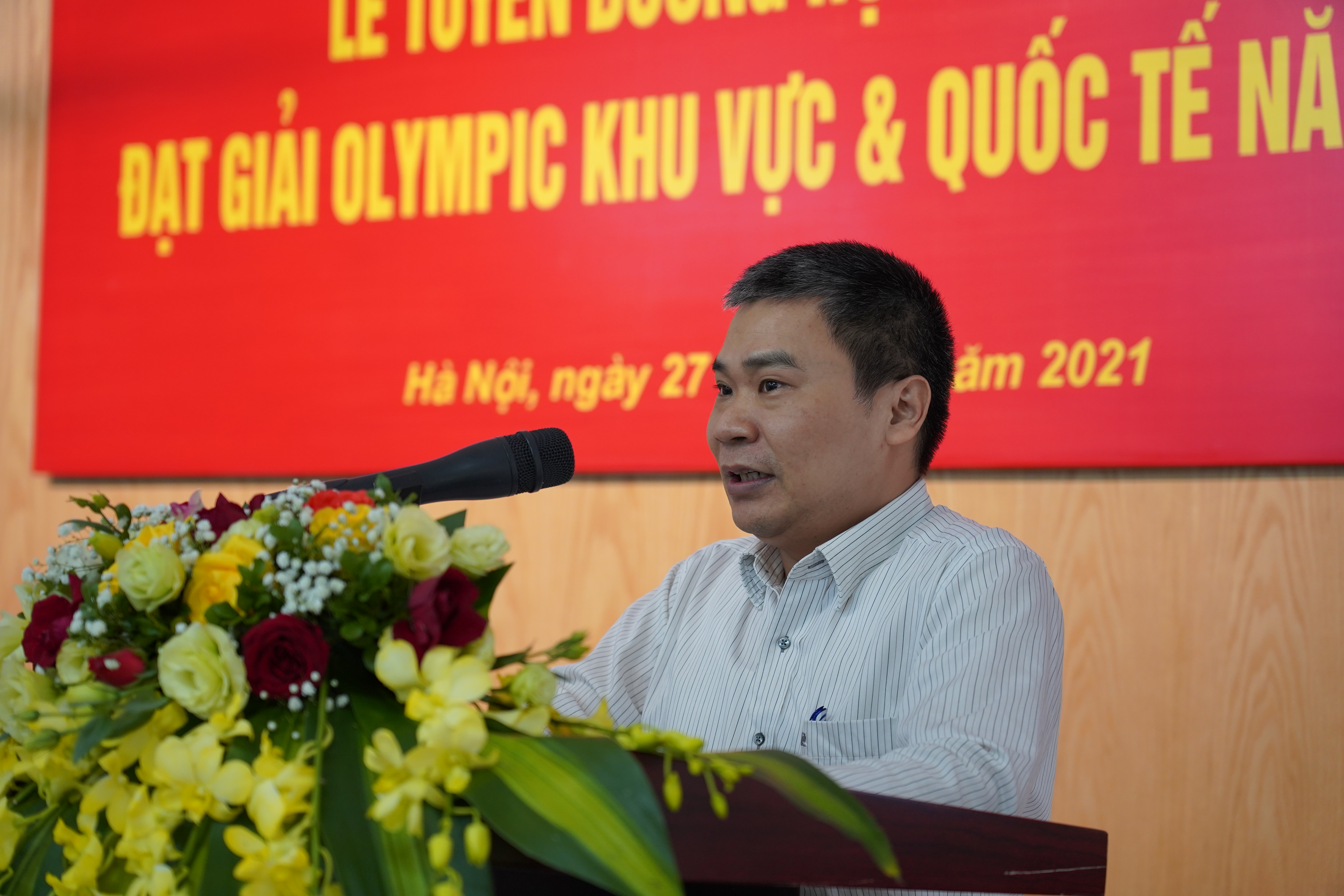 Lễ tuyên dương học sinh THPT Chuyên KHTN xuất sắc đạt giải tại các kỳ thi Olympic khu vực và quốc tế năm 2021
