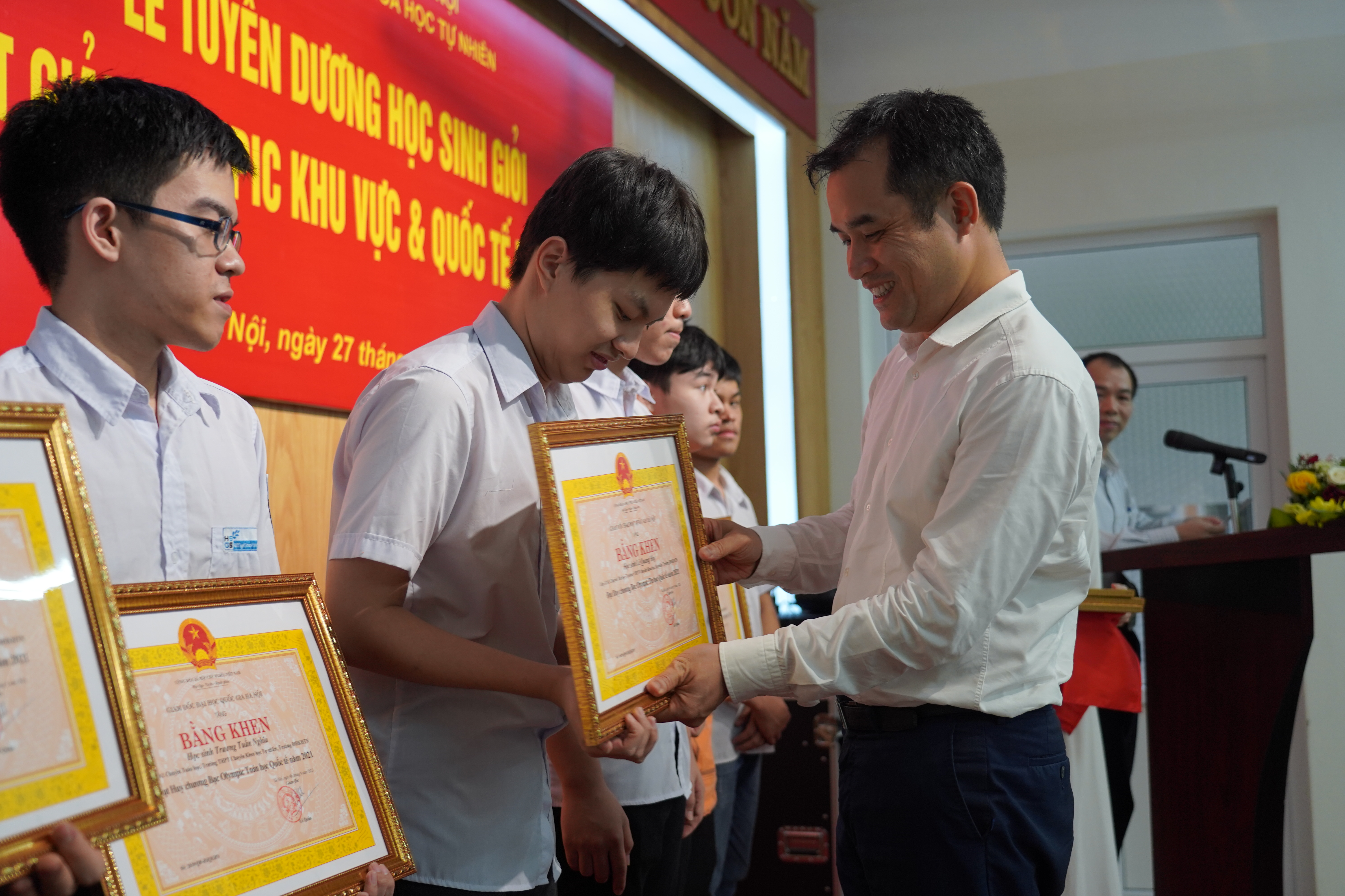 Lễ tuyên dương học sinh THPT Chuyên KHTN xuất sắc đạt giải tại các kỳ thi Olympic khu vực và quốc tế năm 2021