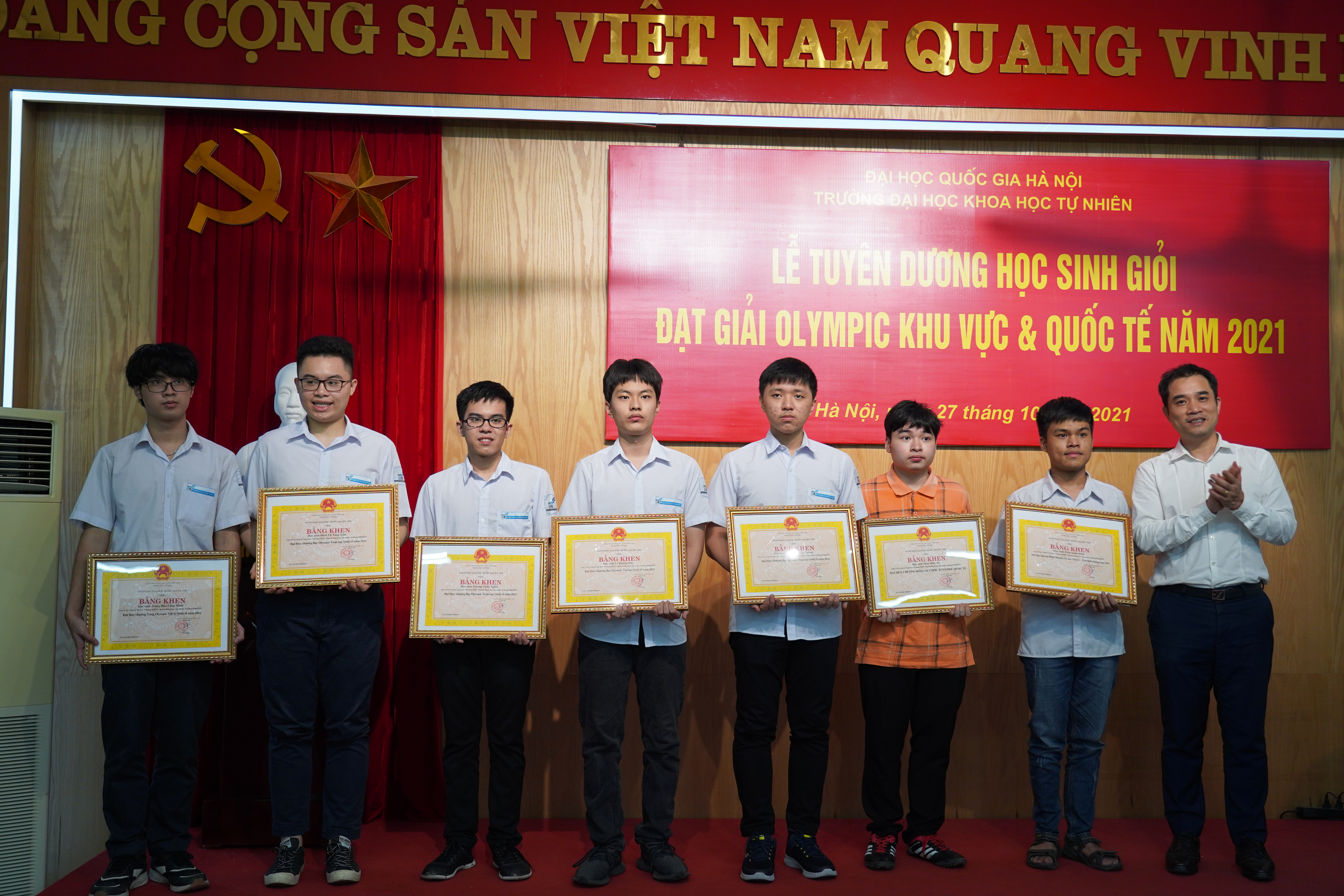 Lễ tuyên dương học sinh THPT Chuyên KHTN xuất sắc đạt giải tại các kỳ thi Olympic khu vực và quốc tế năm 2021