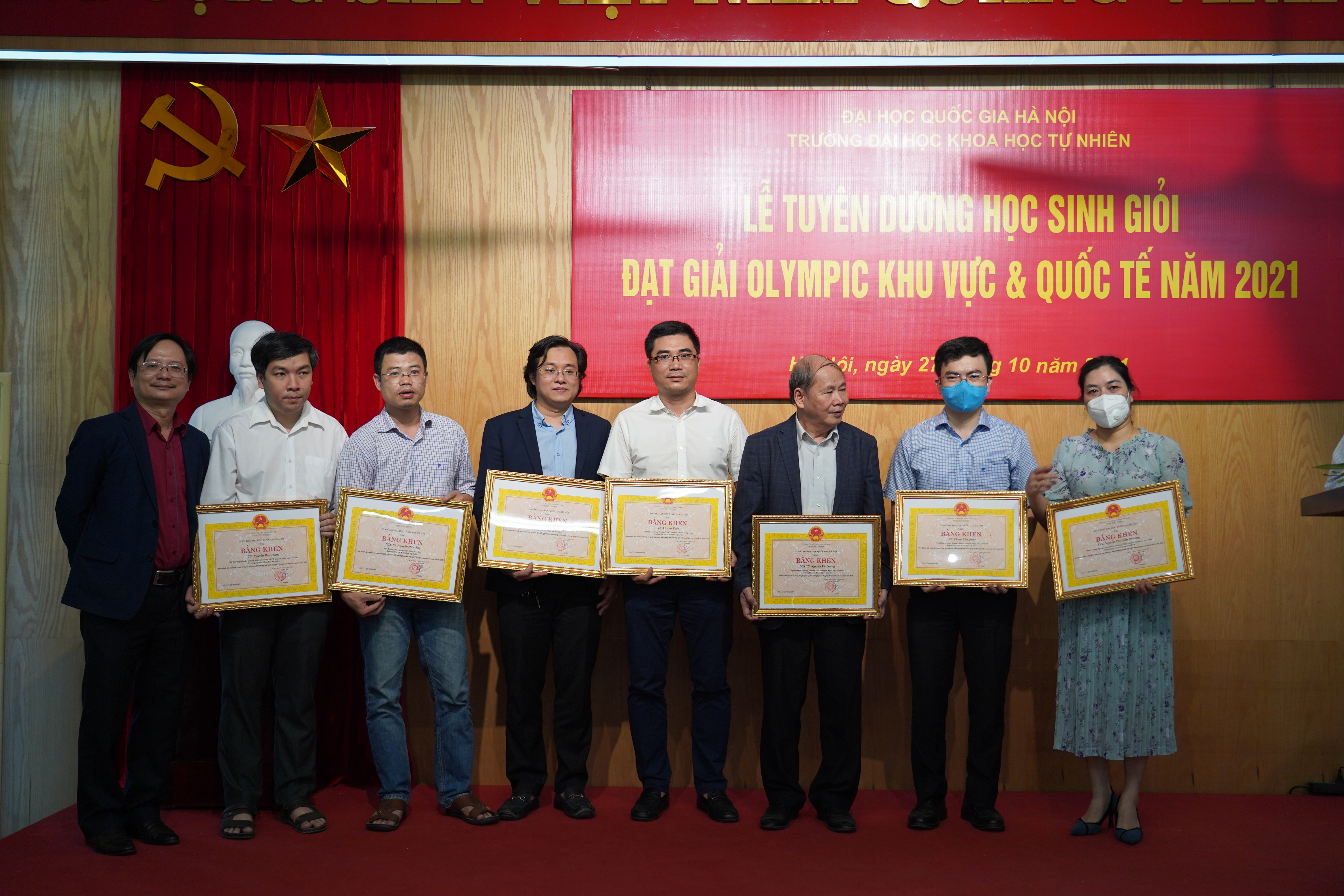 Lễ tuyên dương học sinh THPT Chuyên KHTN xuất sắc đạt giải tại các kỳ thi Olympic khu vực và quốc tế năm 2021