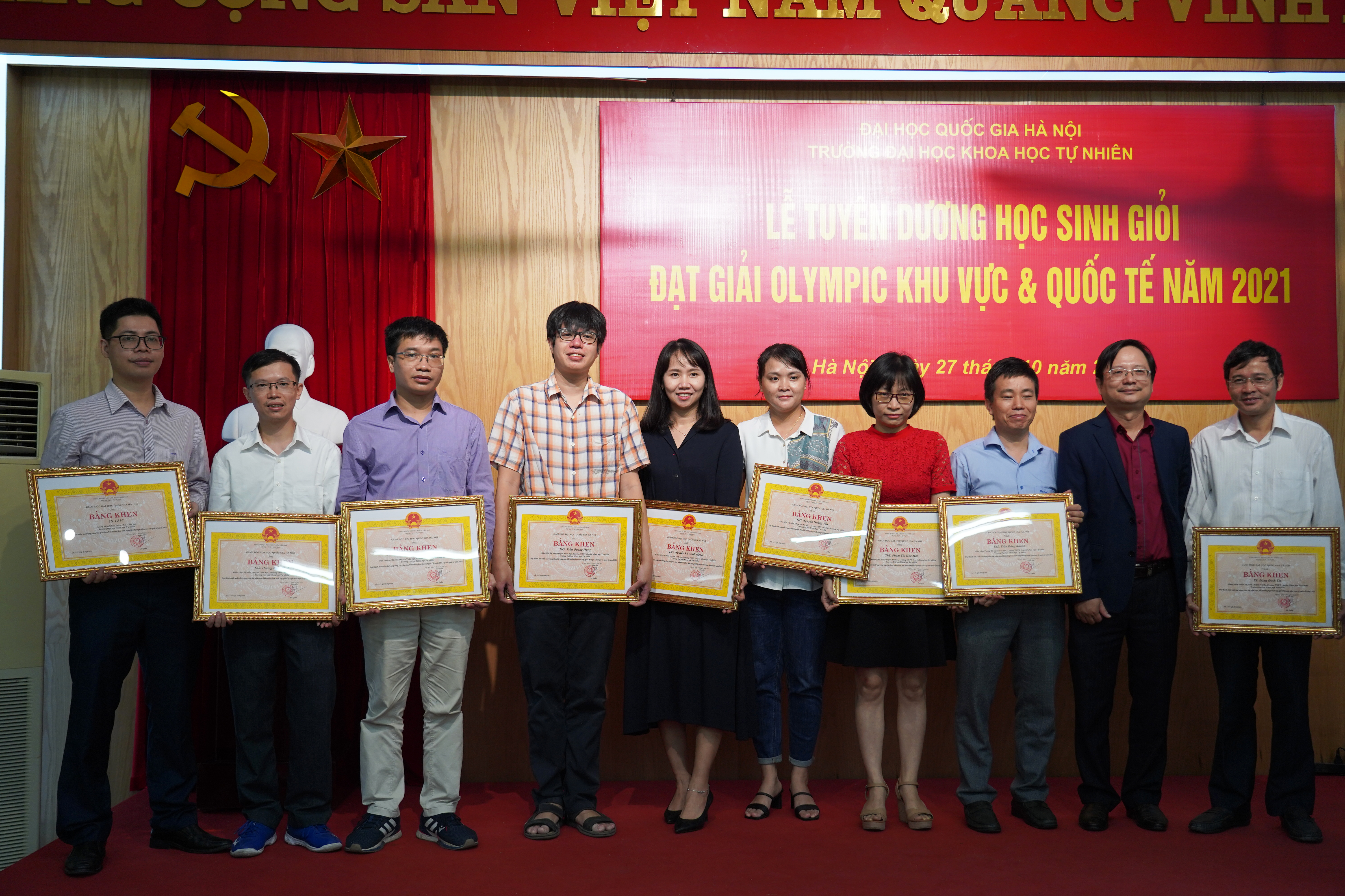 Lễ tuyên dương học sinh THPT Chuyên KHTN xuất sắc đạt giải tại các kỳ thi Olympic khu vực và quốc tế năm 2021