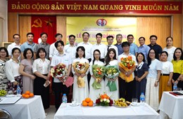 Chi bộ Trường THPT Chuyên Khoa học Tự nhiên kết nạp Đảng cho 05 học sinh ưu tú
