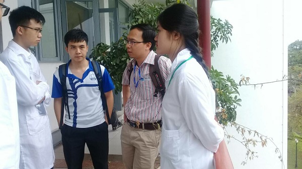 Description: E:\du lieu o e\KHOA HOC\Olympic SV\2018\Photo\Anh hoi thi\Doi tuyen trương DHKHTN 05.jpg