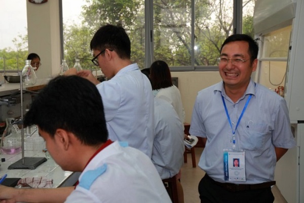 Description: E:\du lieu o e\KHOA HOC\Olympic SV\2018\Photo\Anh hoi thi\can bo coi thi thuc hanh 01.jpg