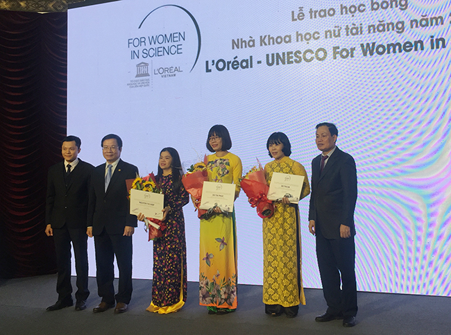 Description: http://www.vnu.edu.vn/upload/2016/11/19926/image/VNU%20-%20Giai%20thuong%20LOreal%202016%20%281%29.jpg