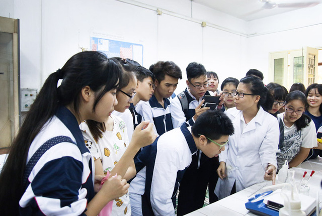 Description: Các em học sinh được tận mắt chứng kiến những thí nghiệm khoa học thực thụ, điều mà những sinh viên của ĐH Khoa học Tự nhiên thực hiện hàng ngày