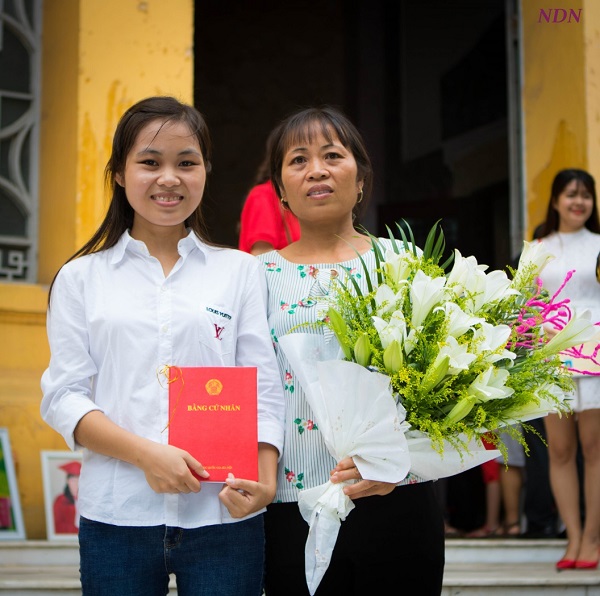 Description: D:\Cong_viec\Website\news\Thang_7\Guong_mat_SV_xuat_sac\Trinh-Thi-Thuy-Hong\35224057060_1c3a6506fb_o.jpg